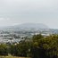 Blick auf eine ländliche Landschaft mit Bergen und Wald im Vordergrund